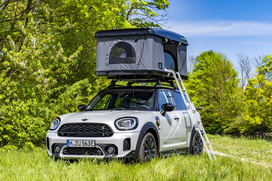 Lifestyle: Campingurlaub mit Schlafplatz im Dachzelt auf dem MINI